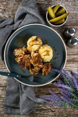 Kızarmış ciğer ve soğanlı haşlanmış patates ve salatalık turşusu..