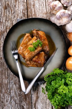 Tabakta pişmiş domuz pirzolası..