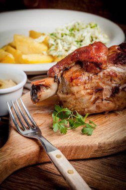 Tahtada kızarmış domuz budu. Seçici odak.