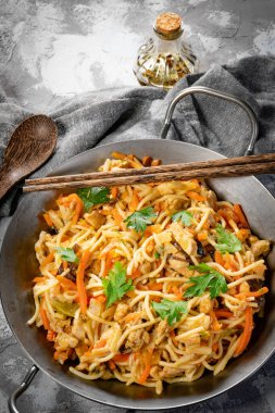 Tavuk ve sebzeli kızarmış erişte. Tavuk chow mein.