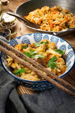 Tavuk ve sebzeli kızarmış erişte. Tavuk chow mein.