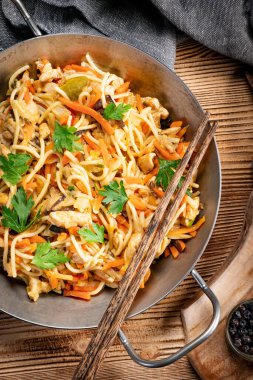 Tavuk ve sebzeli kızarmış erişte. Tavuk chow mein.