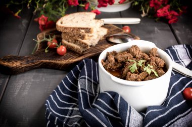 Seramik kapta sığır eti güveci. Seçici odak.