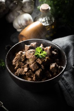 Kasede sığır güveci. Koyu ışık.