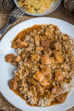 Arpa, haşlanmış et ve lahana ile servis edilir.