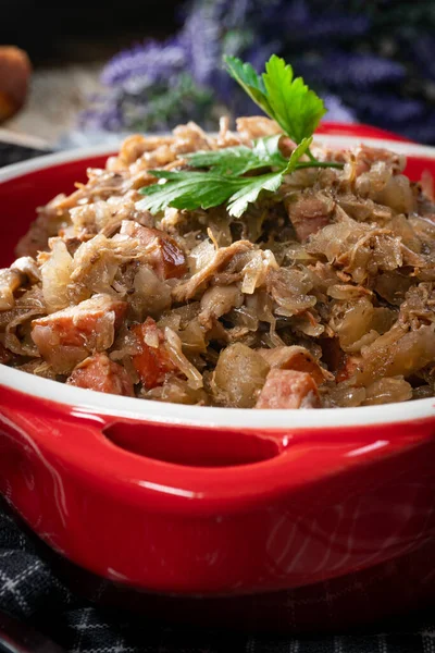 Bigos 肉で煮込んだザウアークラウト 乾燥キノコとソーセージ 伝統的な研磨料理 — ストック写真
