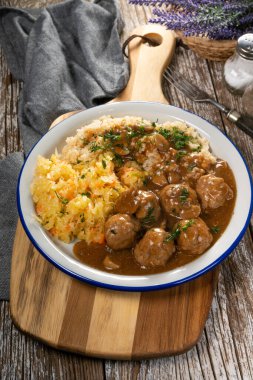 Mantar soslu kıymalı köfte, haşlanmış bulgur ile servis edilir..