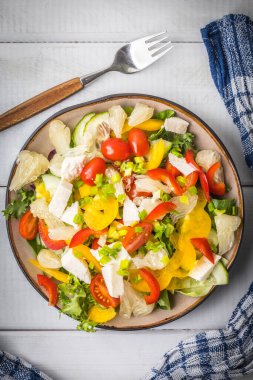 Peynir ve Beyaz ahşap masa üzerinde taze sebze salatası.