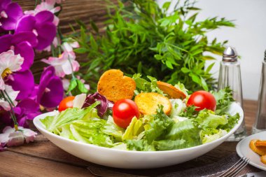 Beyaz kase karışık salata. Seçici odak.