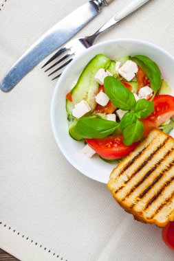 Taze salata, peynir, domates, salatalık, soğan, fesleğen.