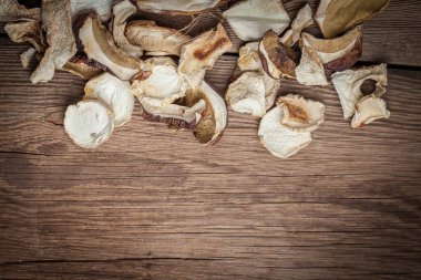Ahşap bir masa üzerinde yabani mantar kurutulmuş.