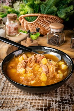 Geleneksel Rus çorbası, ahşap masada lahana..