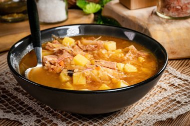 Geleneksel Rus çorbası, ahşap masada lahana..