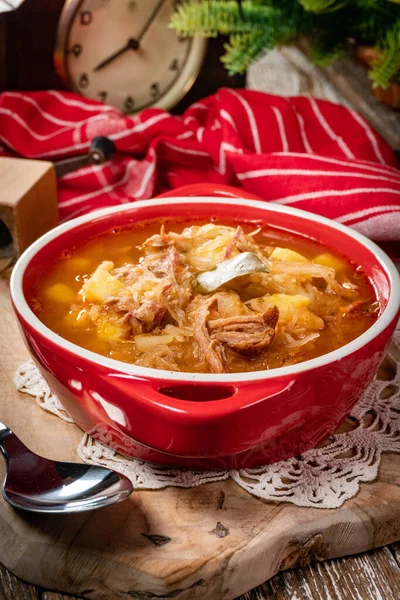 Traditionele Russische Zure Koolsoep Houten Tafel Selectieve Focus — Stockfoto