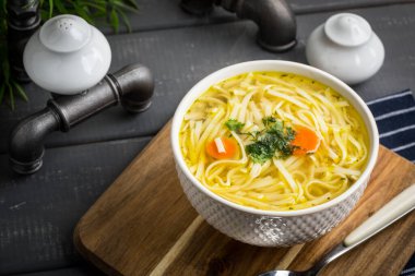 Erişte, carror ve maydanoz bir plaka ile lezzetli et suyu