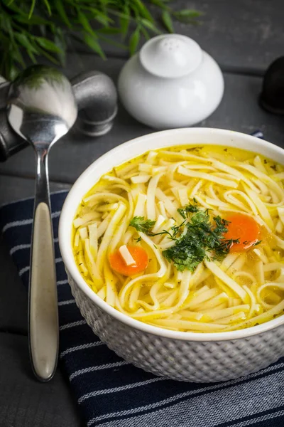 Ζωμό Νόστιμο Κρέας Noodles Carror Και Μαϊντανό Ένα Πιάτο — Φωτογραφία Αρχείου