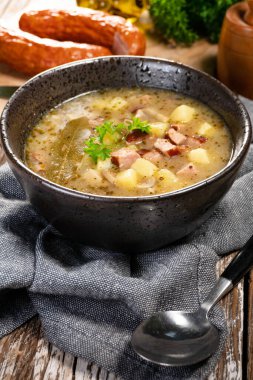 Patates ve sosisli ekşi çorba..