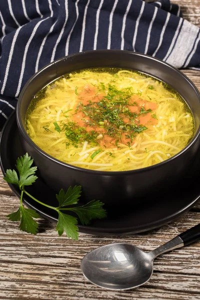 スープ 暗いボウルに麺とチキンスープ — ストック写真