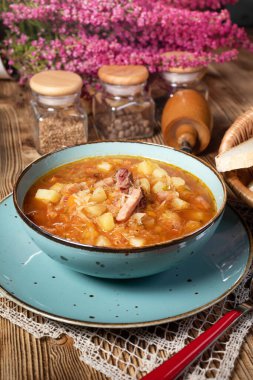 Ahşap masada geleneksel lahana çorbası..