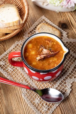 Ahşap masada geleneksel lahana çorbası..