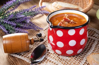 Ahşap masada geleneksel lahana çorbası..