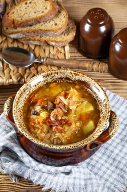 Geleneksel Rus ekşi lahana çorbası ahşap masada. Seçici odak.