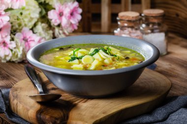 Sebzeli ve tavuklu Polonya arpa çorbası - krupnik.