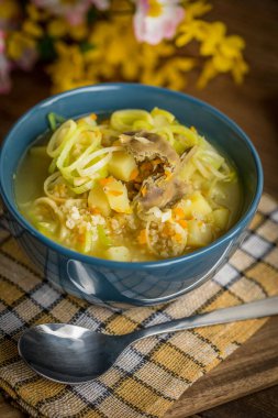 Geleneksel çorba, arpa ve tavuk var. 