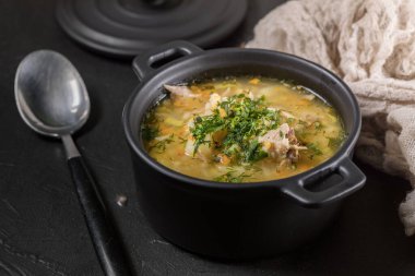 Sebzeli ve tavuklu Polonya arpa çorbası - krupnik.