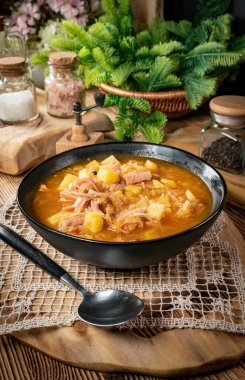 Geleneksel Rus çorbası, ahşap masada lahana..