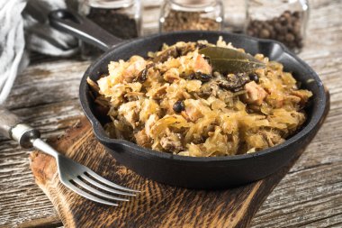 Bigos, dökme demir tavada servis edilen geleneksel bir Polonya lahana turşusu..