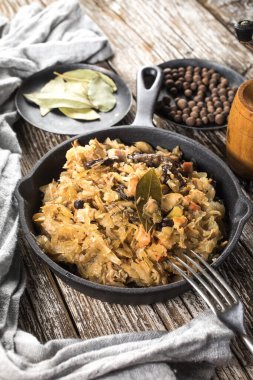 Bigos, dökme demir tavada servis edilen geleneksel bir Polonya lahana turşusu..