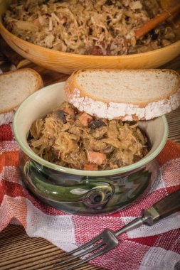 Bigos - etli lahana, kurutulmuş mantar ve füme sosis. Geleneksel Polonya mutfağı..