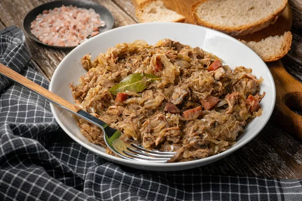 Bigos 肉で煮込んだザウアークラウト 乾燥キノコとソーセージ 伝統的な研磨料理 — ストック写真