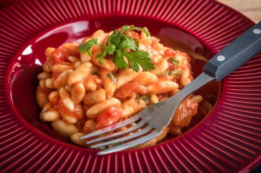 Cavatelli taze domates soslu makarna. İtalyan mutfağı.
