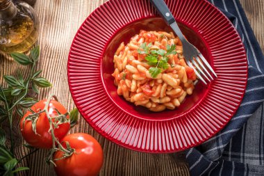 Cavatelli taze domates soslu makarna. İtalyan mutfağı.