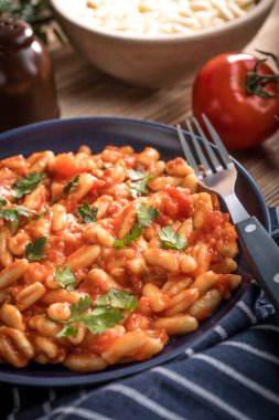 Cavatelli taze domates soslu makarna. İtalyan mutfağı.