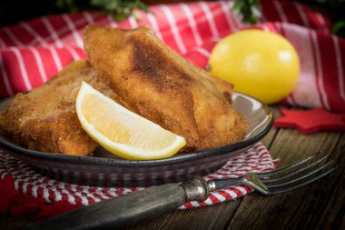 Kızarmış morina dilimleri ve ekmek kırıntıları. Küçük alan derinliği.