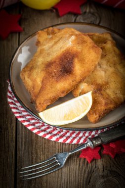 Kızarmış morina dilimleri ve ekmek kırıntıları. Küçük alan derinliği.