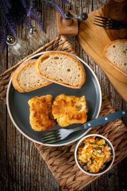 Kızarmış morina filetosu parçaları..