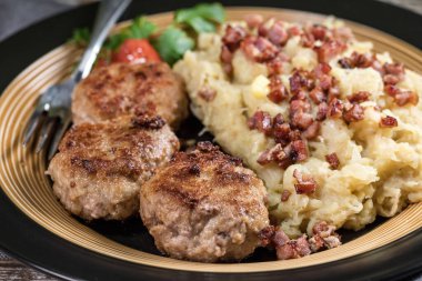 Tahta masada haşlanmış lahana turşulu kıymalı pirzola..