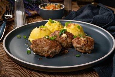 Peynirli köfte ve tabakta haşlanmış patates..