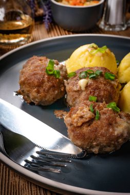 Peynirli köfte ve tabakta haşlanmış patates..