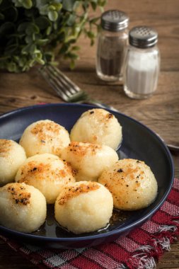 Bir tabak etli patates köfte.