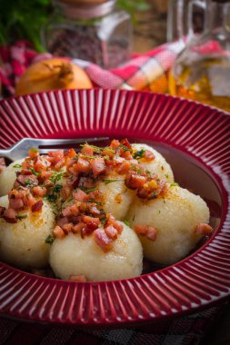 Pastırma, soğan ve bir plaka üzerinde ham patates köfte.