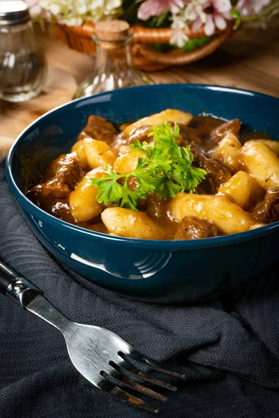 stock image Beef stew in gravy, served with potato dumplings.