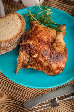 Mavi bir tabak kızarmış tavuk parçaları.