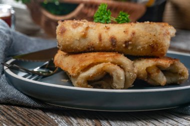 Siyah tabakta mantarlı ve lahana turşulu kroketler..