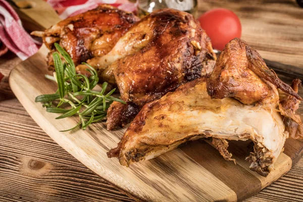 Pieces Roasted Chicken Wooden Chopping Board — Stock Photo, Image