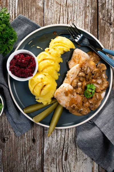 Gegrillte Hühnerbrust Mit Pilzsoße Serviert Mit Kartoffelpüree Und Eingelegten Gurken — Stockfoto